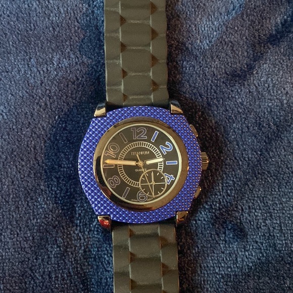 Titanium Quartz Watch (needs new batteries) - Picture 2 of 5